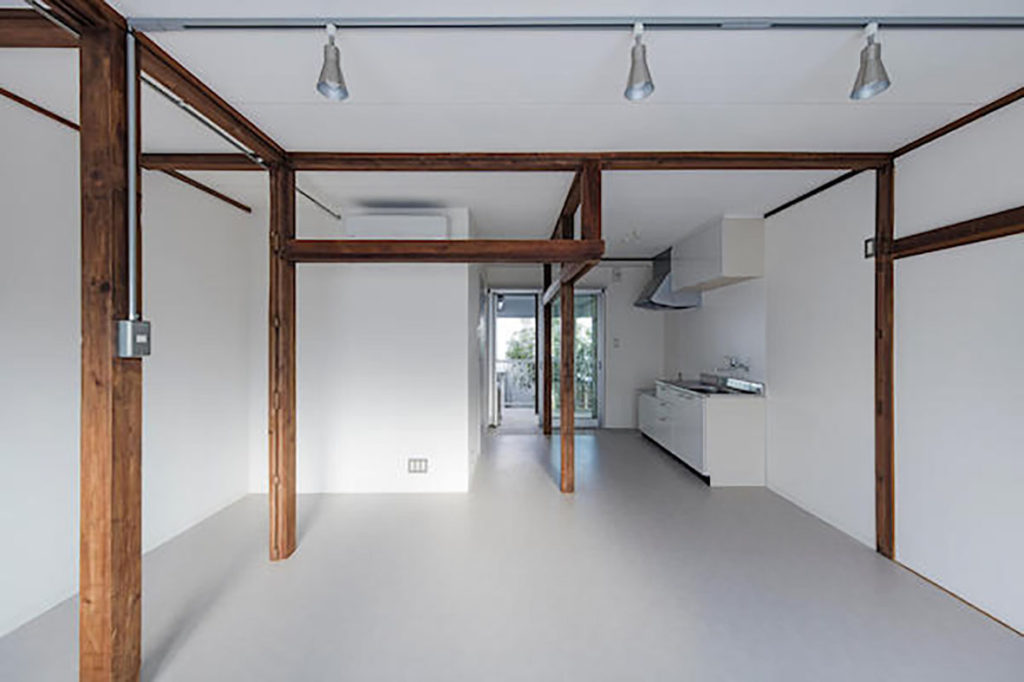 モクチン企画で改修された木造アパートメントの一室。 © kentahasegawa