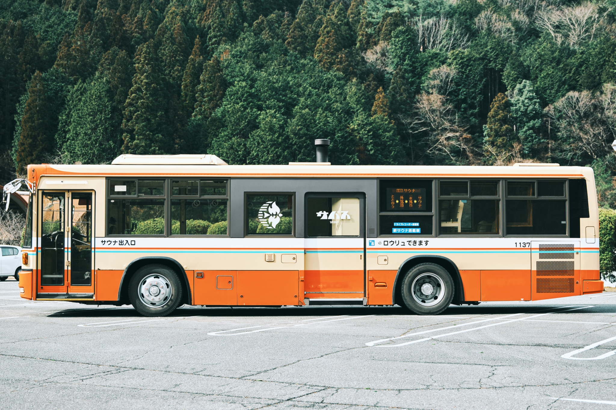 サウナバス (サウナバス｜使われなくなった市バスを、バスのイメージを残したまま「路線バス型サウナ」に作り替えたプロジェクト。)
